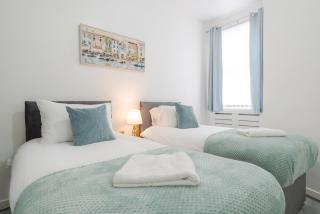 Newly Renovated 4BR House with lots of amenities - 6