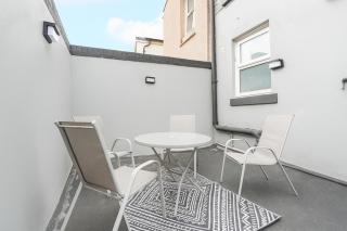 Newly Renovated 4BR House with lots of amenities - 2