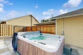Cozy Seaside Bungalow, Brand New Hot Tub, Fast WiFi & W&D - Walk to the Beach - 7