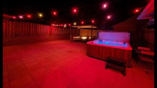 Cozy Seaside Bungalow, Brand New Hot Tub, Fast WiFi & W&D - Walk to the Beach - 8