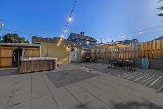 Cozy Seaside Bungalow, Brand New Hot Tub, Fast WiFi & W&D - Walk to the Beach - 1