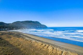 Cozy Seaside Bungalow, Brand New Hot Tub, Fast WiFi & W&D - Walk to the Beach - 4