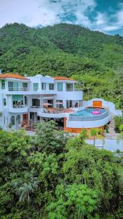 Heated Pool, Chef, Barman & Full Staff Sleeps 30 - 3