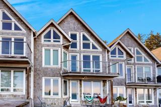 Oceanfront Condo in Gated Community with Sea Views - 4