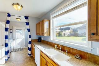 3 Bed 2 Bath Vacation home in Newport - 5