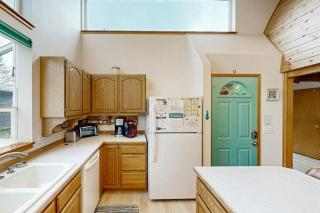 Hallie Hideaway (MCA #329) - 1