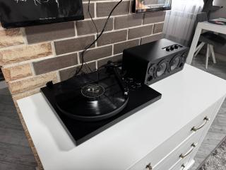 Ексклюзивні апартаменти " VINYL HOUSE" на центральному проспекті, програвач вінілу з платівками, великий Smart TV,преміум-підписки YouTube та онлайн-кінотеатрів , кавомашина, відкритий балкон, ГАРАНТОВАНЕ ЖИВЛЕННЯ, ЗВІТНІ ДОКУМЕНТИ - 2