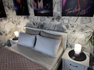 Ексклюзивні апартаменти " VINYL HOUSE" на центральному проспекті, програвач вінілу з платівками, великий Smart TV,преміум-підписки YouTube та онлайн-кінотеатрів , кавомашина, відкритий балкон, ГАРАНТОВАНЕ ЖИВЛЕННЯ, ЗВІТНІ ДОКУМЕНТИ - 5
