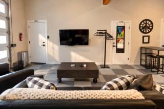 The Garage - unique and cozy (near airport) - 9