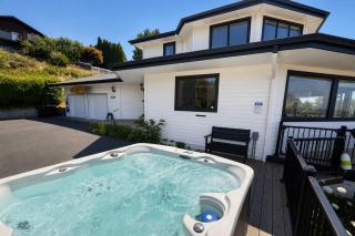The White Haus - Harbor Views, Hot Tub, Game Room - 9