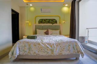 Modern 2BHK Flat Secure Parking & Self Check-In - 1