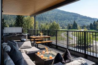 The Big Deck by Revelstoke Vacations - 4