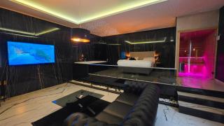 Deluxe Spa Apartment with Private Jacuzzi & Sauna - 0