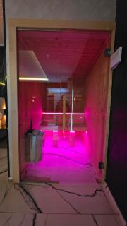 Deluxe Spa Apartment with Private Jacuzzi & Sauna - 3