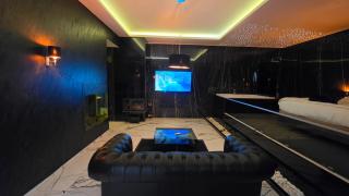Deluxe Spa Apartment with Private Jacuzzi & Sauna - 2