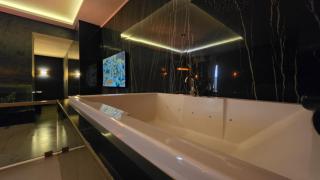 Deluxe Spa Apartment with Private Jacuzzi & Sauna - 1