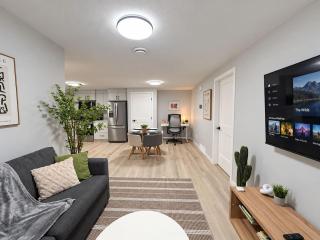 Rockland Park 2BR Suite in NW Calgary, 2 Queen Beds, Sofa Bed, Workspace, Laundry - 0