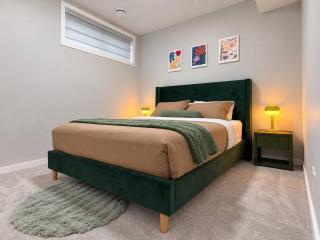 Rockland Park 2BR Suite in NW Calgary, 2 Queen Beds, Sofa Bed, Workspace, Laundry - 9