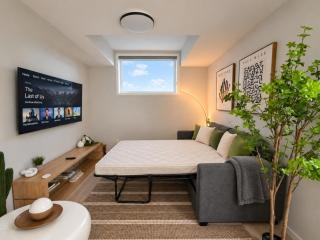 Rockland Park 2BR Suite in NW Calgary, 2 Queen Beds, Sofa Bed, Workspace, Laundry - 4