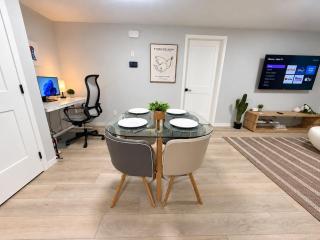 Rockland Park 2BR Suite in NW Calgary, 2 Queen Beds, Sofa Bed, Workspace, Laundry - 3