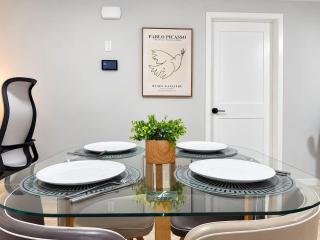 Rockland Park 2BR Suite in NW Calgary, 2 Queen Beds, Sofa Bed, Workspace, Laundry - 2