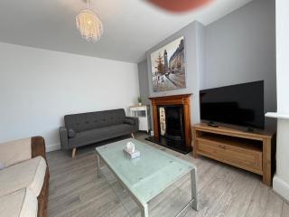 Modern Kirkstall Home with Parking & WiFi -Near Headingley Station, Easy access to Leeds City Centre - Kirkstall - 9
