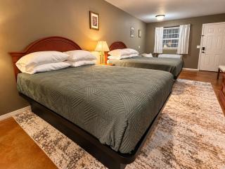The Grove 1 Rustic River Lodge Room - 8