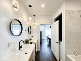 Newly Renovated 4 BDRM House by StayIn - 8