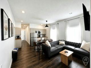 Newly Renovated 4 BDRM House by StayIn - 9