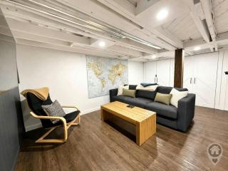 Newly Renovated 4 BDRM House by StayIn - 6