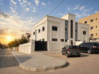 Modern 2-Bedroom Apartment with Private Terrace & Free Parking - Aqaba - 7
