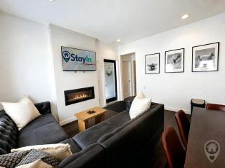 Newly Renovated 4 BDRM House by StayIn - 0