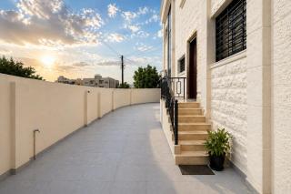 Modern 2-Bedroom Apartment with Private Terrace & Free Parking - Aqaba - 6