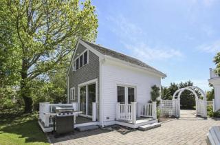 Cute Cottage Living by the Sea - 0
