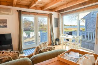 Cute Cottage Living by the Sea - 8
