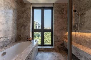 Residence with Panoramic Victoria Harbour Views - 1