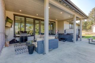 Gearhart Getaway - Gated Community Home w/ Hot Tub, Walk to Beach - 7