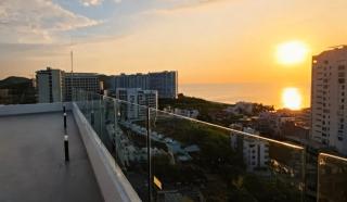 Modern Jacuzzi Pool Sauna Walk to Beach Sleeps 4 - 8