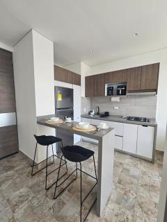 Modern Jacuzzi Pool Sauna Walk to Beach Sleeps 4 - 6