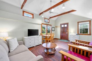 Stay at The Salt Box - Steps from the Sea - 7