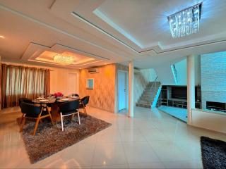High-End Home | 4 Bedrooms • Whirlpool Tub - 8