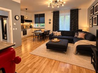 Charming 2BR Apartment Easy City and Airport Access - 0