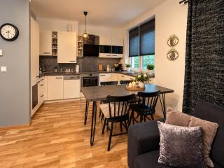Charming 2BR Apartment Easy City and Airport Access - 8