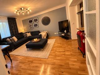Charming 2BR Apartment Easy City and Airport Access - 5