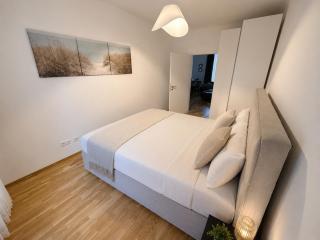 Charming 2BR Apartment Easy City and Airport Access - 4