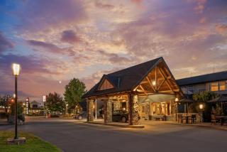 Best Western Plus Emerald Isle Hotel - 9