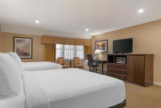 Best Western Plus Emerald Isle Hotel - 8