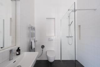 Central 2BR - 2 Bathrooms - Main Train Station - 7