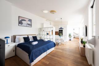Central 2BR - 2 Bathrooms - Main Train Station - 0