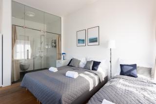 Central 2BR - 2 Bathrooms - Main Train Station - 1